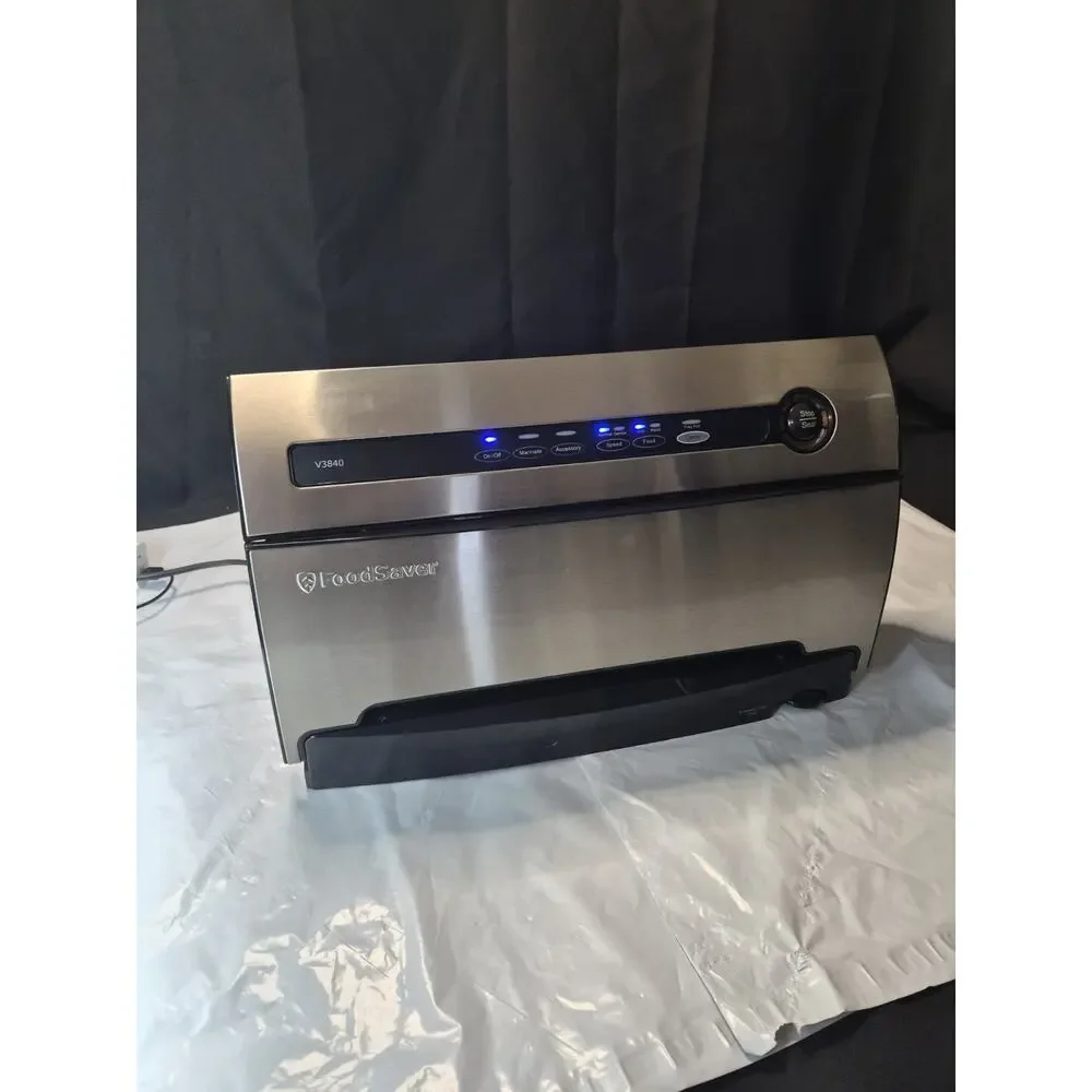 FoodSaver V3840 Vacuum Sealer w Bags Stainless, Clean And Ready Works Perfect..